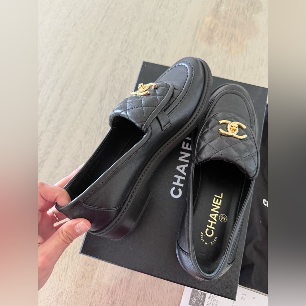 CHANEL Interlocking CC Logo Moccasins Loafers Black 38.5 Worn Once - Picture 5 of 16